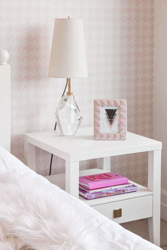 Mittelgroßes Klassisches Schlafzimmer mit weißer Wandfarbe, Teppichboden und rosa Boden in Vancouver