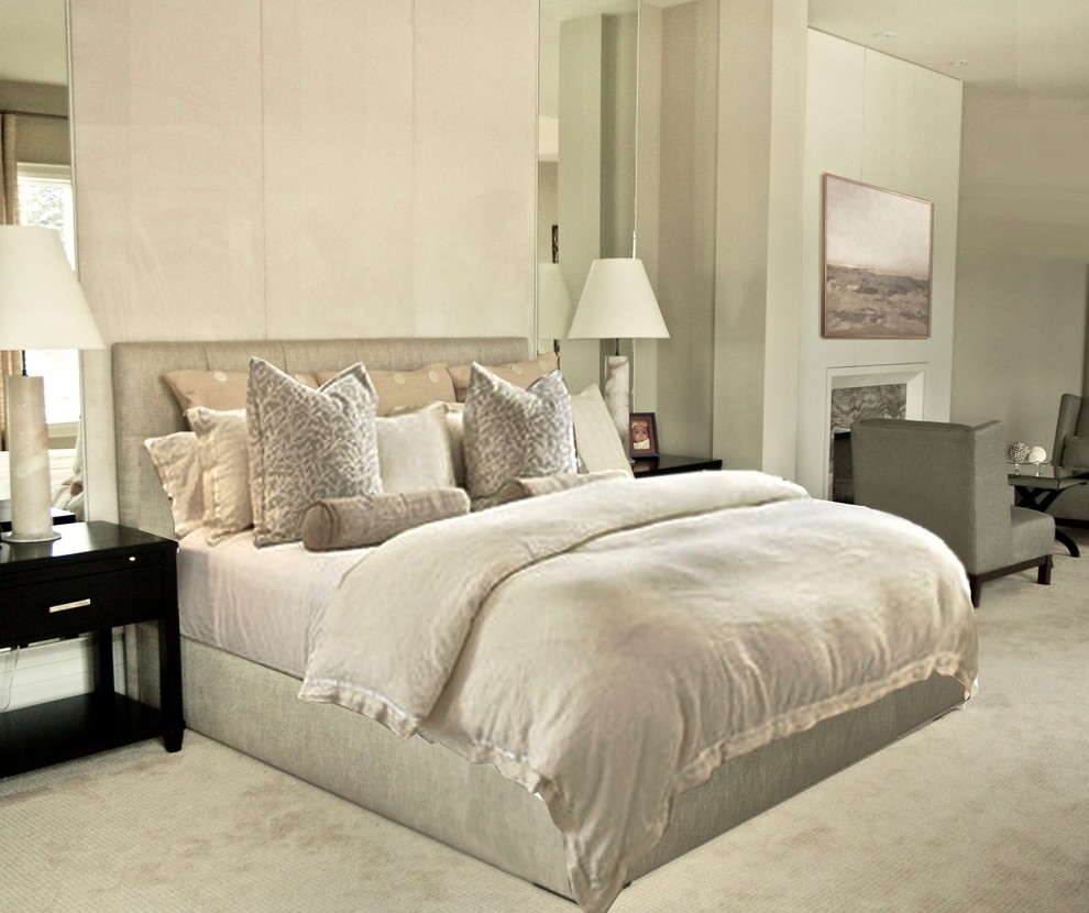 Идея дизайна: огромная хозяйская спальня в стиле неоклассика (современная классика) с белыми стенами, ковровым покрытием, стандартным камином и фасадом камина из камня