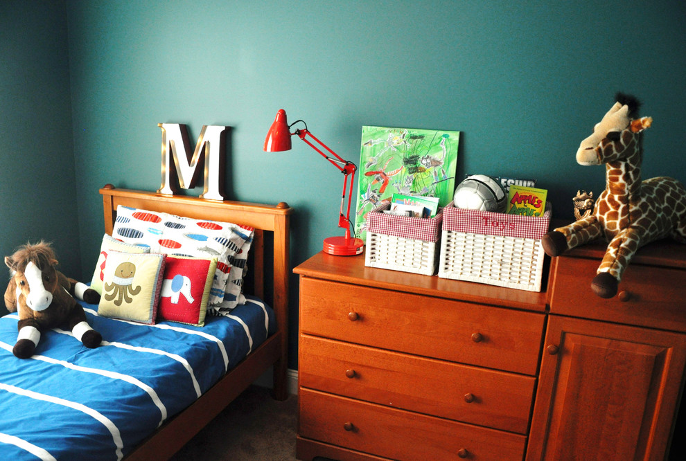 На фото: маленькая спальня в стиле неоклассика (современная классика) с синими стенами и ковровым покрытием без камина для на участке и в саду с