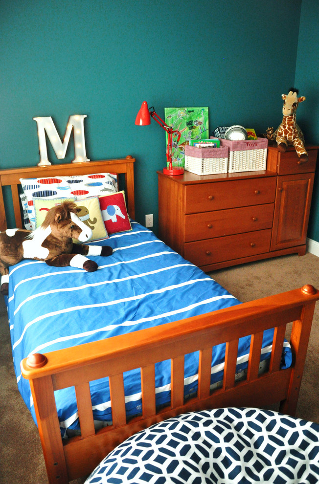 バーリントンにある小さなトランジショナルスタイルのおしゃれな寝室 (青い壁、カーペット敷き、暖炉なし)