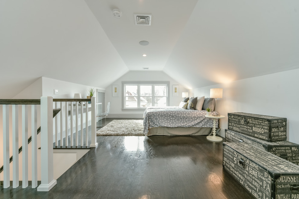 Foto di una grande camera da letto stile loft design con pareti bianche e parquet scuro