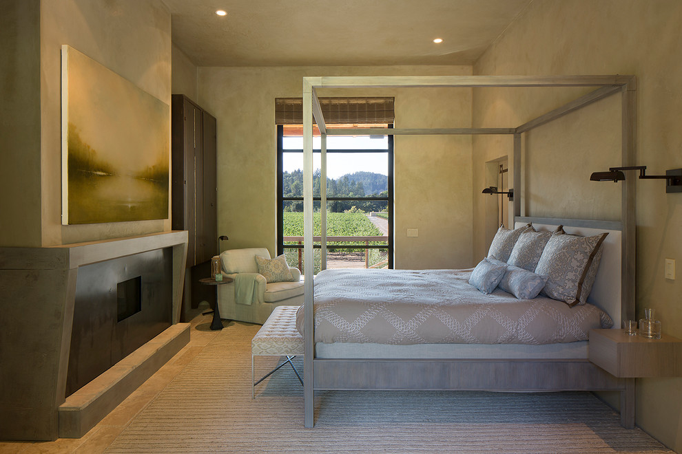 Пример оригинального дизайна: хозяйская спальня среднего размера в стиле кантри с бежевыми стенами, полом из известняка, стандартным камином и фасадом камина из металла