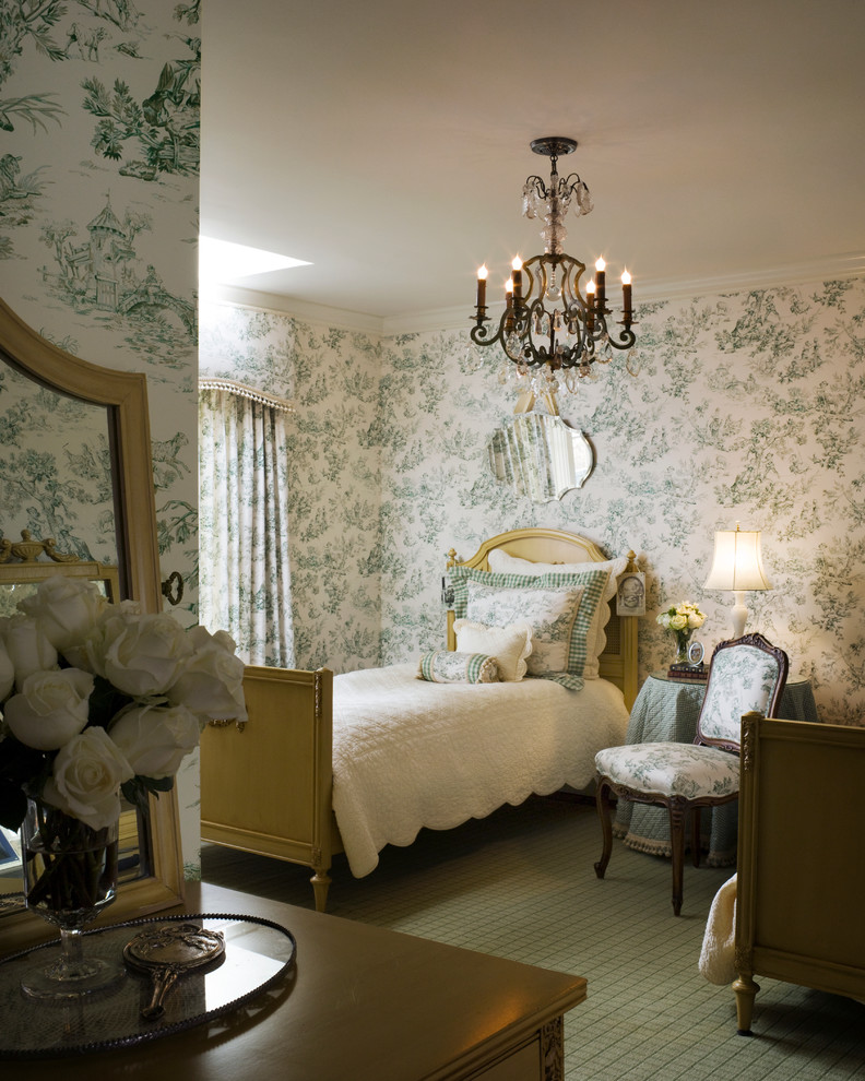 На фото: спальня в классическом стиле с ковровым покрытием и зеленым полом с