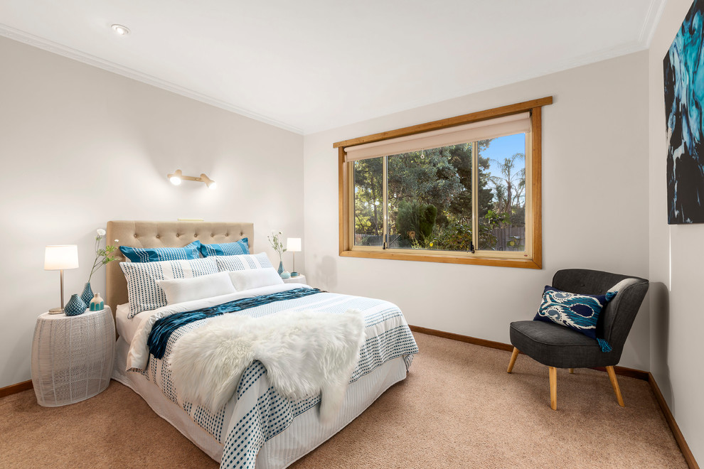 メルボルンにあるトランジショナルスタイルのおしゃれな寝室 (白い壁、カーペット敷き、ベージュの床)