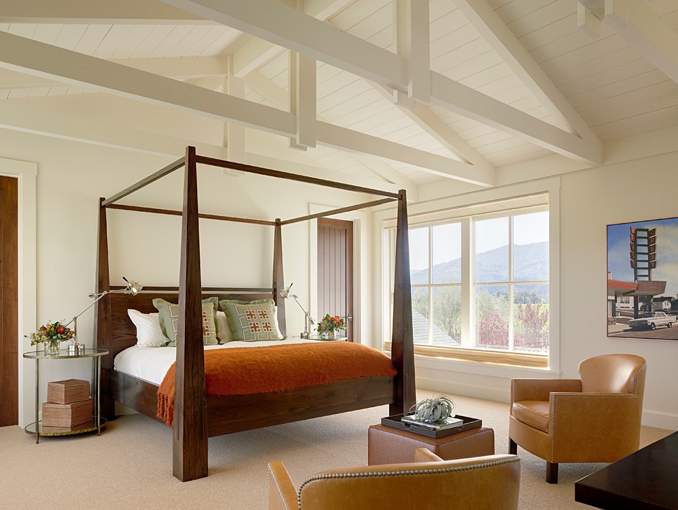 Landhausstil Hauptschlafzimmer ohne Kamin mit weißer Wandfarbe und Teppichboden in San Francisco