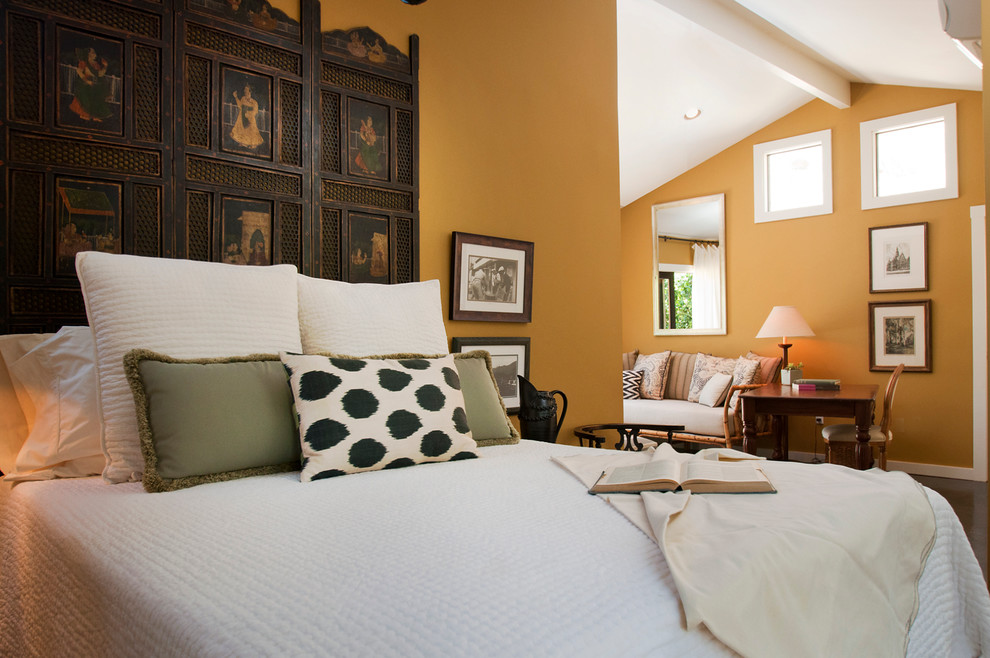 Свежая идея для дизайна: гостевая спальня среднего размера, (комната для гостей) в стиле неоклассика (современная классика) с оранжевыми стенами и паркетным полом среднего тона без камина - отличное фото интерьера