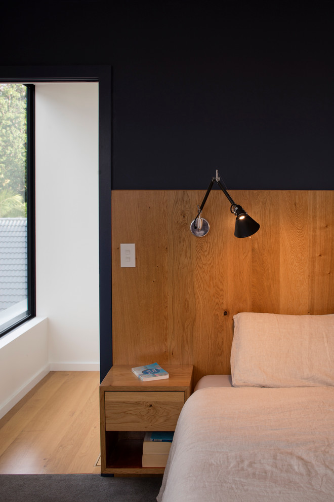 Diseño de dormitorio principal contemporáneo de tamaño medio con paredes azules, moqueta y suelo gris