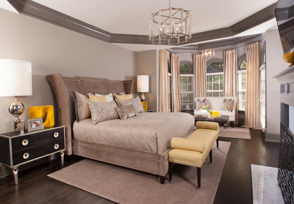 アトランタにある広いトランジショナルスタイルのおしゃれな主寝室 (濃色無垢フローリング、グレーの壁、標準型暖炉、木材の暖炉まわり、茶色い床、グレーとブラウン)