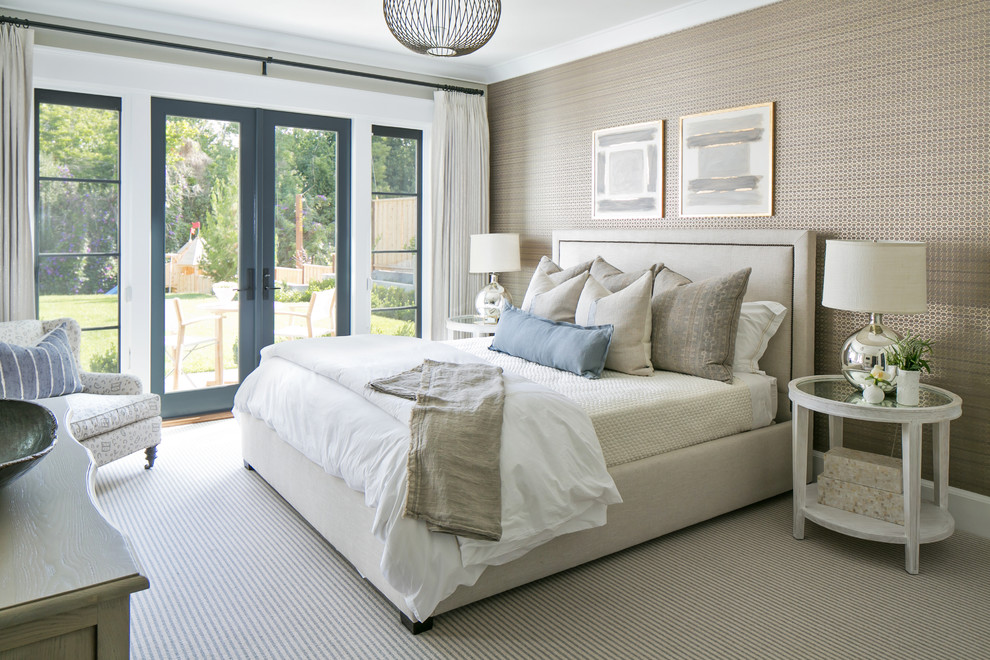 Стильный дизайн: спальня в морском стиле с серыми стенами, ковровым покрытием и акцентной стеной - последний тренд