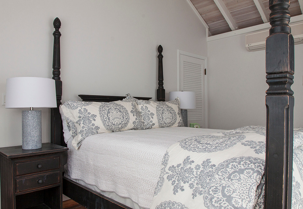 На фото: хозяйская спальня в морском стиле с белыми стенами и сводчатым потолком