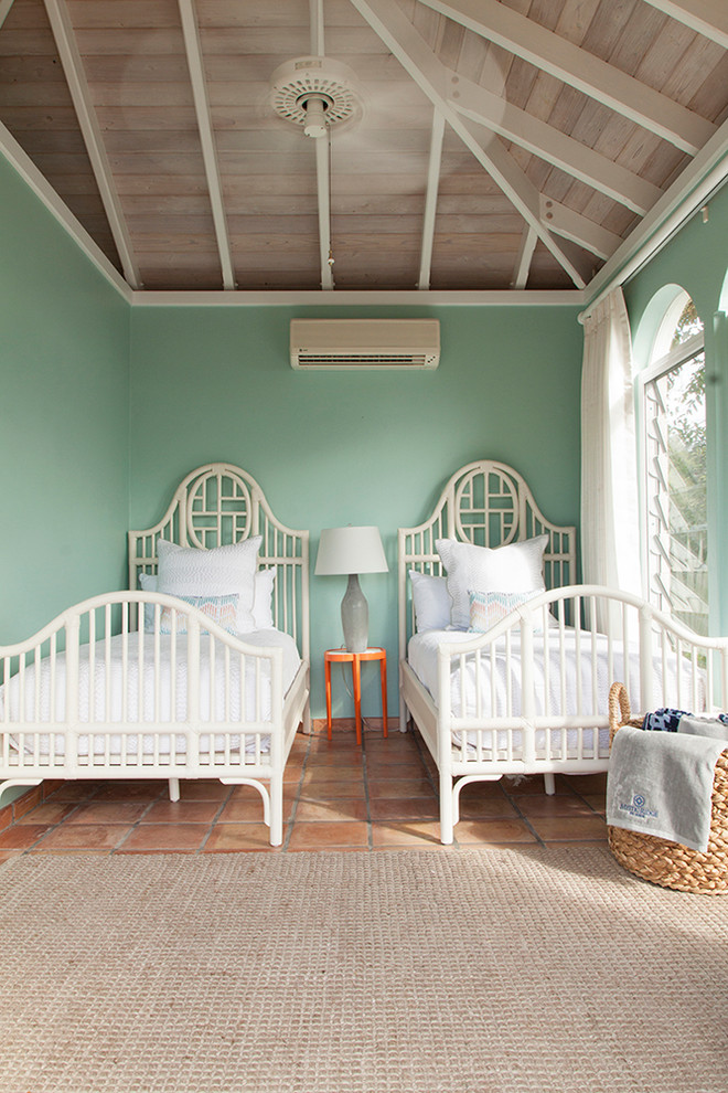 Kleines Gästezimmer ohne Kamin mit grüner Wandfarbe, Terrakottaboden, orangem Boden und gewölbter Decke in Sonstige