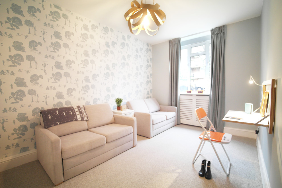 Mittelgroßes Modernes Schlafzimmer mit blauer Wandfarbe und Teppichboden in London