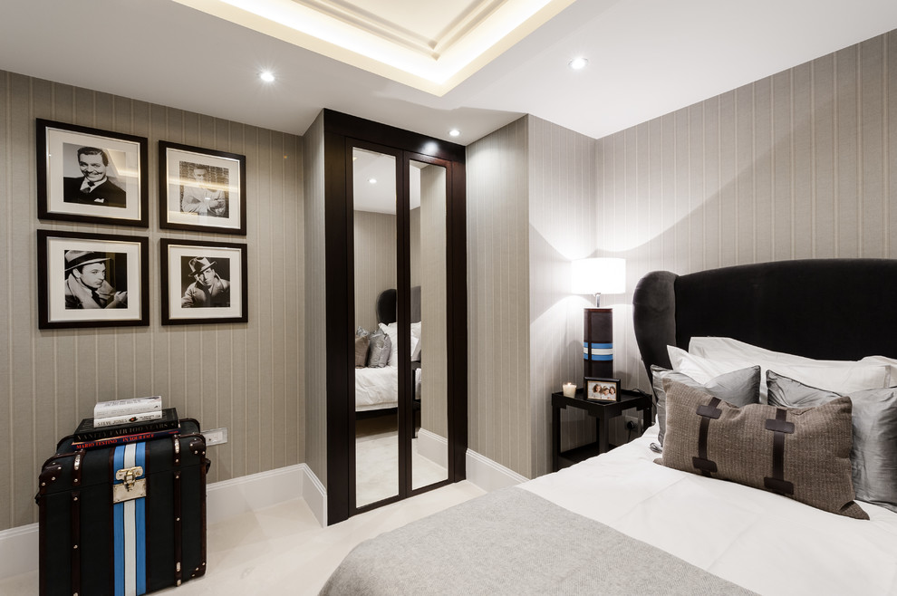 На фото: маленькая гостевая спальня (комната для гостей) в стиле неоклассика (современная классика) с серыми стенами и ковровым покрытием для на участке и в саду