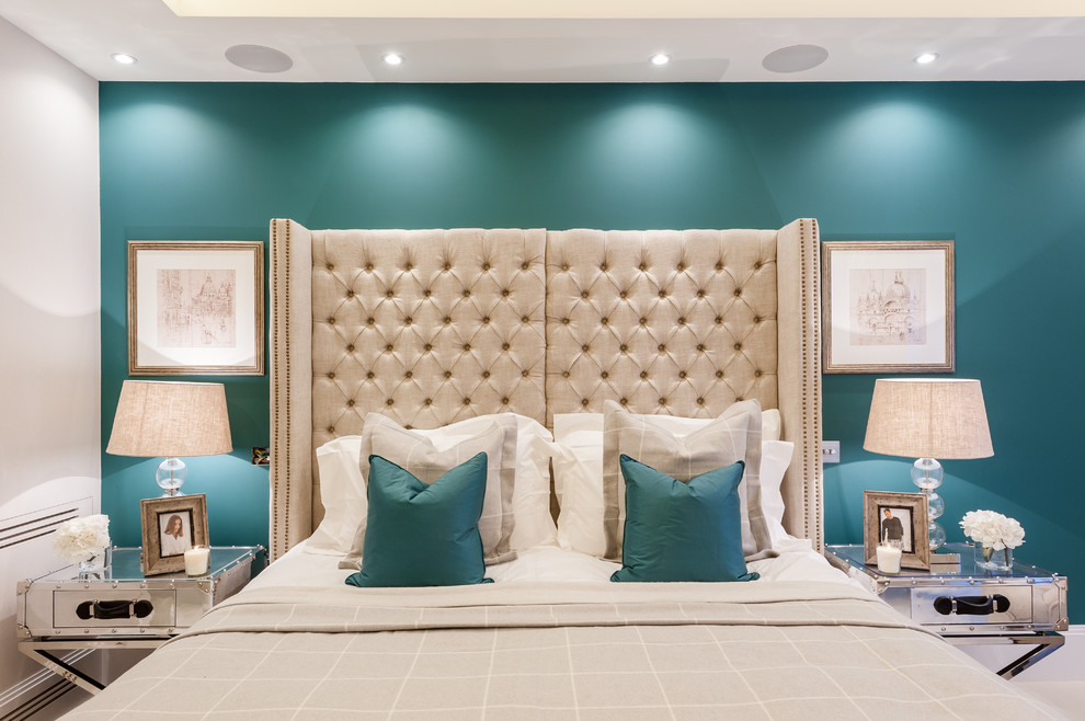 Ejemplo de dormitorio principal tradicional renovado de tamaño medio con paredes azules y moqueta