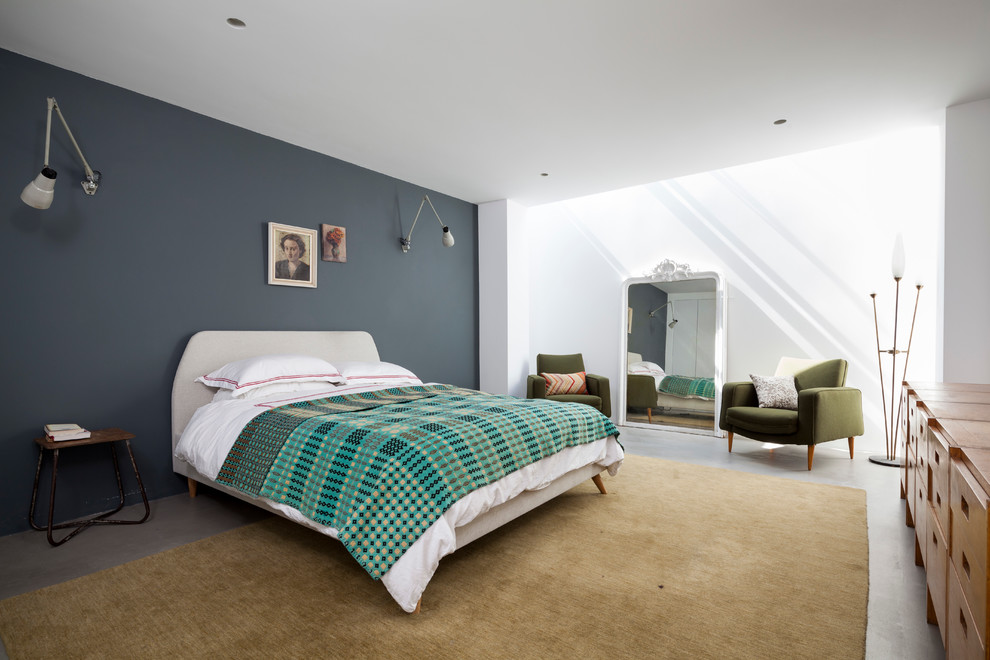 Идея дизайна: хозяйская спальня в современном стиле с белыми стенами, бетонным полом и акцентной стеной без камина