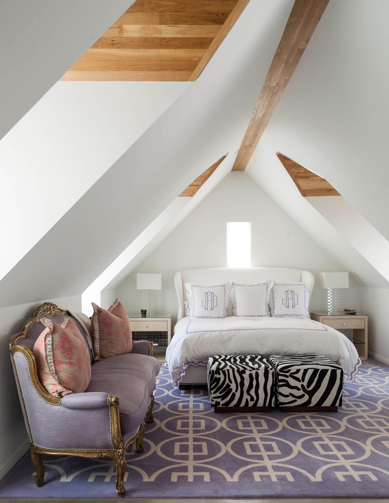 Diseño de dormitorio clásico renovado con paredes blancas y techo inclinado