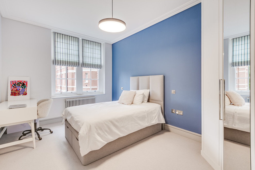 Источник вдохновения для домашнего уюта: спальня среднего размера в современном стиле с синими стенами, ковровым покрытием и серым полом