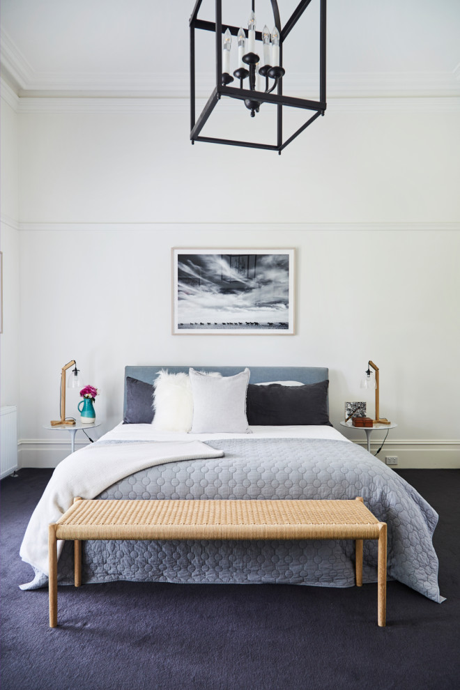 Modernes Schlafzimmer mit weißer Wandfarbe, Teppichboden und blauem Boden in Sonstige