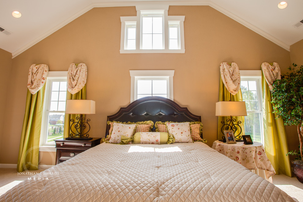 Modelo de dormitorio principal campestre grande con paredes beige y moqueta