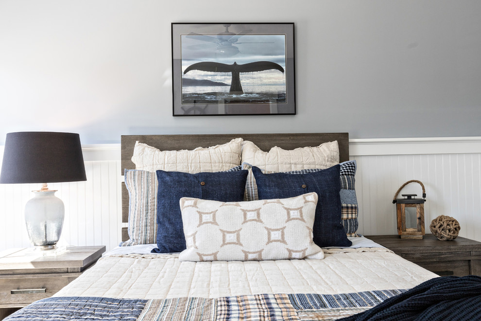 На фото: большая гостевая спальня (комната для гостей) в морском стиле с серыми стенами, паркетным полом среднего тона и коричневым полом без камина