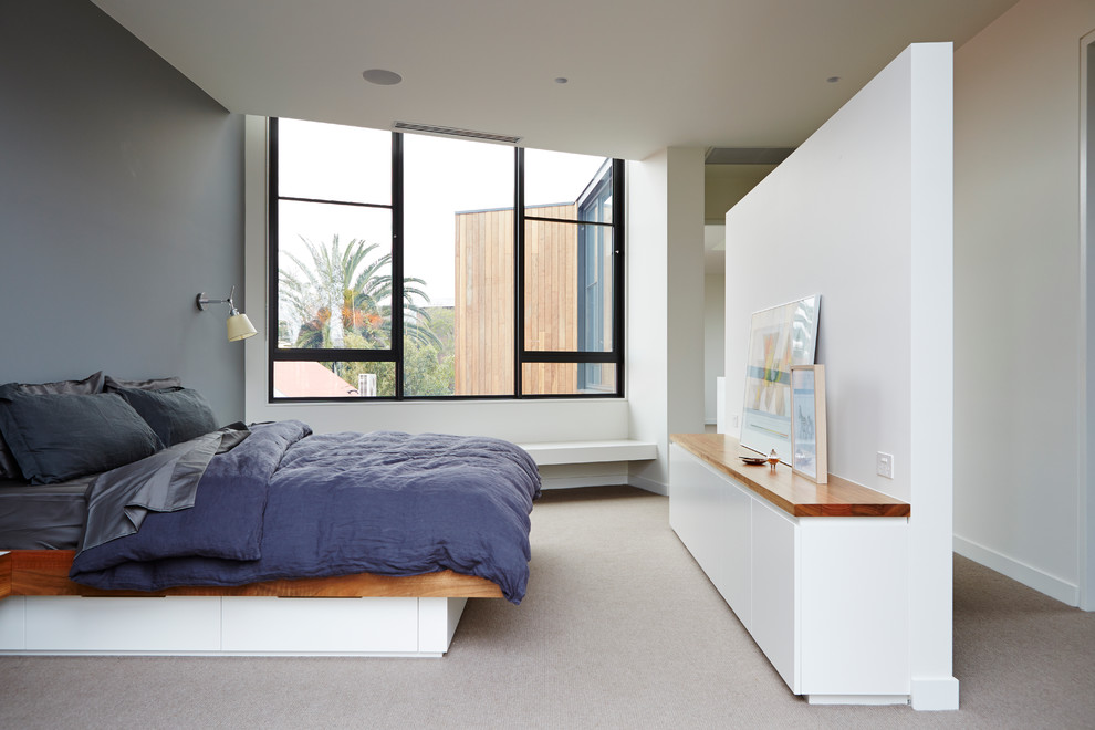 Modernes Hauptschlafzimmer mit grauer Wandfarbe und Teppichboden in Melbourne