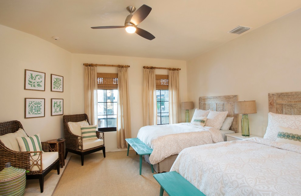 Свежая идея для дизайна: гостевая спальня (комната для гостей) в морском стиле с бежевыми стенами - отличное фото интерьера