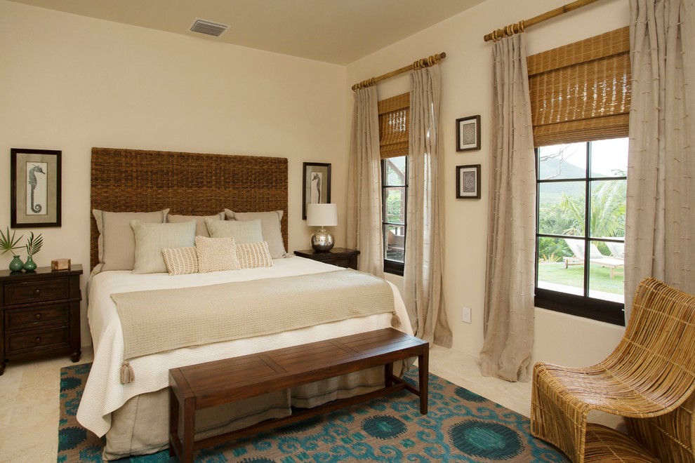 チャールストンにあるトロピカルスタイルのおしゃれな客用寝室 (白い壁) のレイアウト