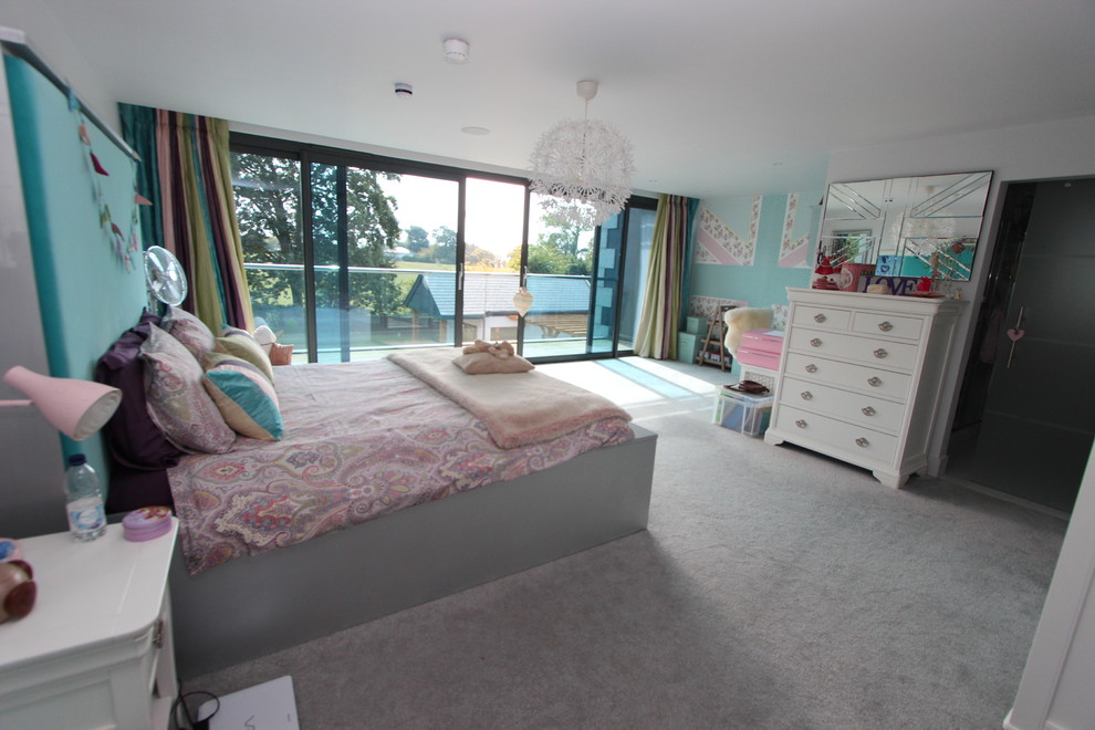 Immagine di una camera da letto minimalista con pareti bianche e pavimento in cemento