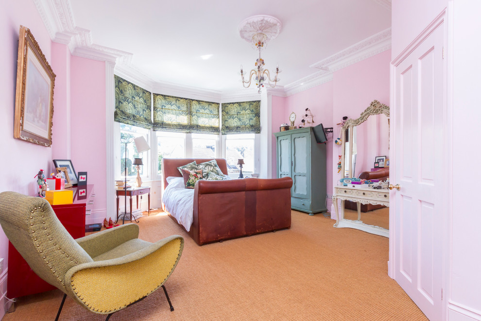 Идея дизайна: спальня в стиле фьюжн с розовыми стенами и ковровым покрытием