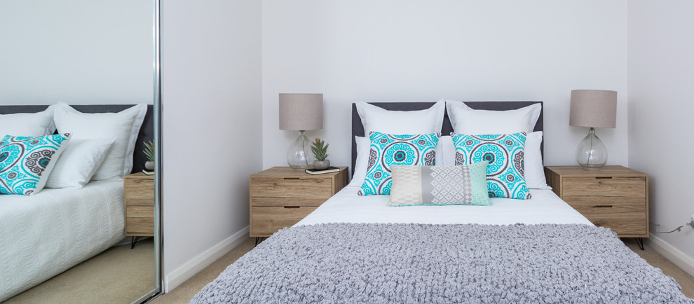 Kleines Modernes Gästezimmer ohne Kamin mit weißer Wandfarbe, Teppichboden und beigem Boden in Sydney