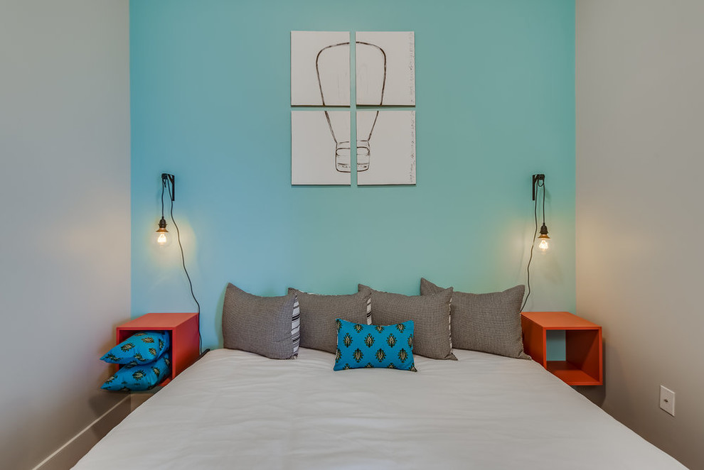 オレンジカウンティにある中くらいなコンテンポラリースタイルのおしゃれな客用寝室 (青い壁、カーペット敷き、暖炉なし、ベージュの床) のレイアウト