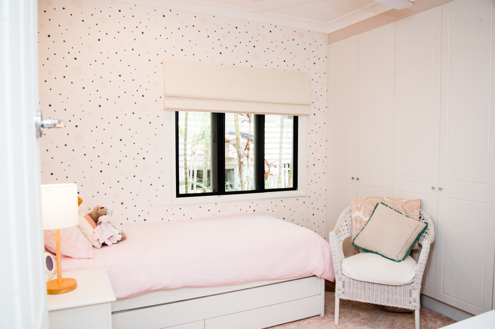 Foto de dormitorio actual de tamaño medio con paredes multicolor y suelo de madera en tonos medios