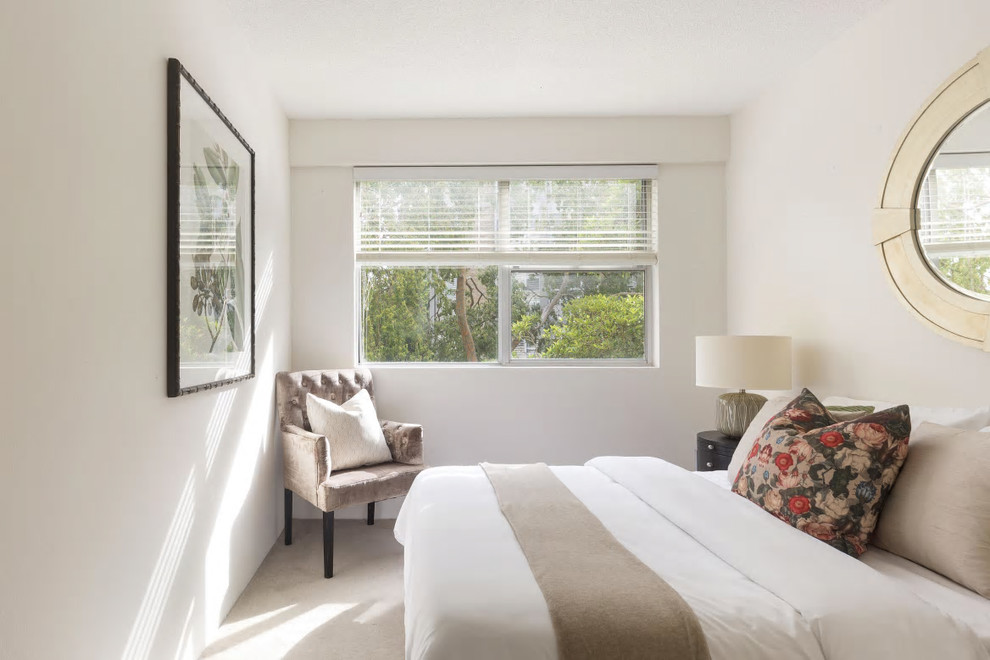 На фото: хозяйская спальня в стиле неоклассика (современная классика) с белыми стенами, ковровым покрытием и бежевым полом без камина с