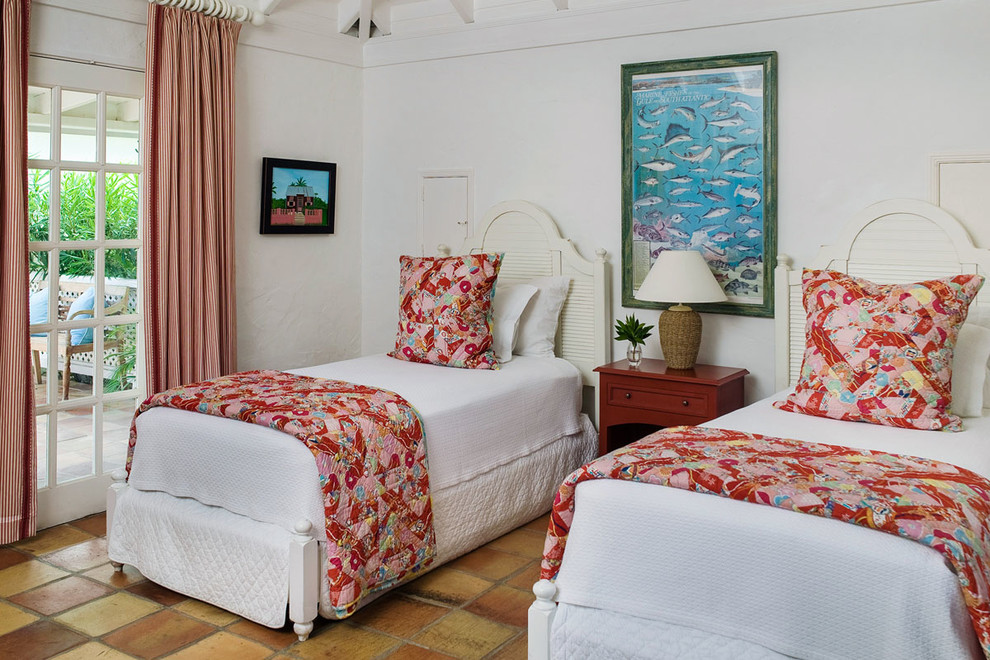 Immagine di una camera degli ospiti tropicale con pareti bianche