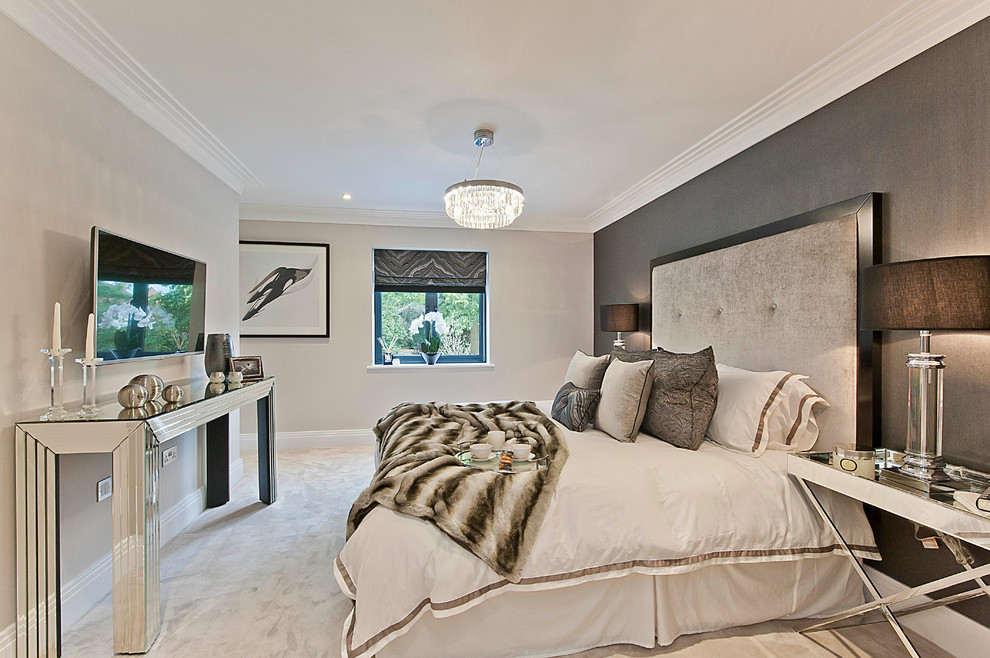 На фото: хозяйская спальня в стиле неоклассика (современная классика) с серыми стенами, ковровым покрытием и телевизором без камина