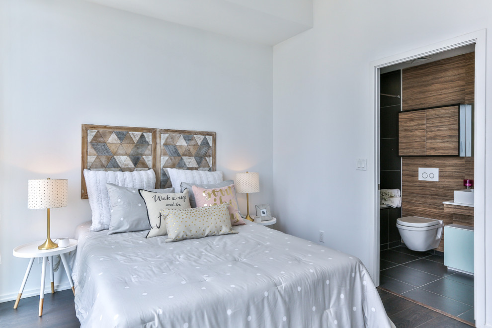 Imagen de dormitorio principal contemporáneo pequeño sin chimenea con paredes blancas, suelo de madera oscura y suelo marrón