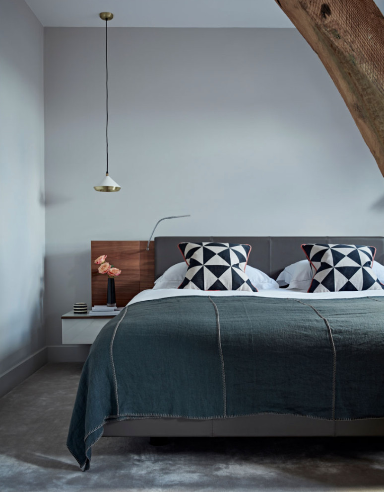 Идея дизайна: хозяйская спальня среднего размера в современном стиле с бежевыми стенами, ковровым покрытием и бежевым полом