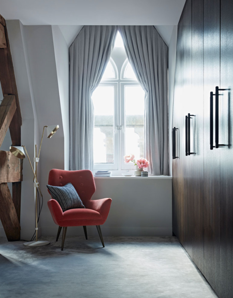 Стильный дизайн: хозяйская спальня среднего размера в стиле фьюжн с бежевыми стенами, ковровым покрытием и бежевым полом - последний тренд