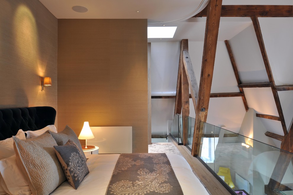 Diseño de dormitorio principal actual de tamaño medio con paredes beige y moqueta
