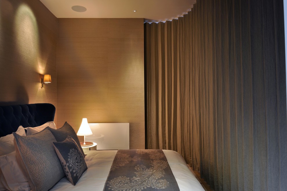 Стильный дизайн: хозяйская спальня среднего размера в современном стиле с бежевыми стенами, ковровым покрытием и зонированием шторами - последний тренд