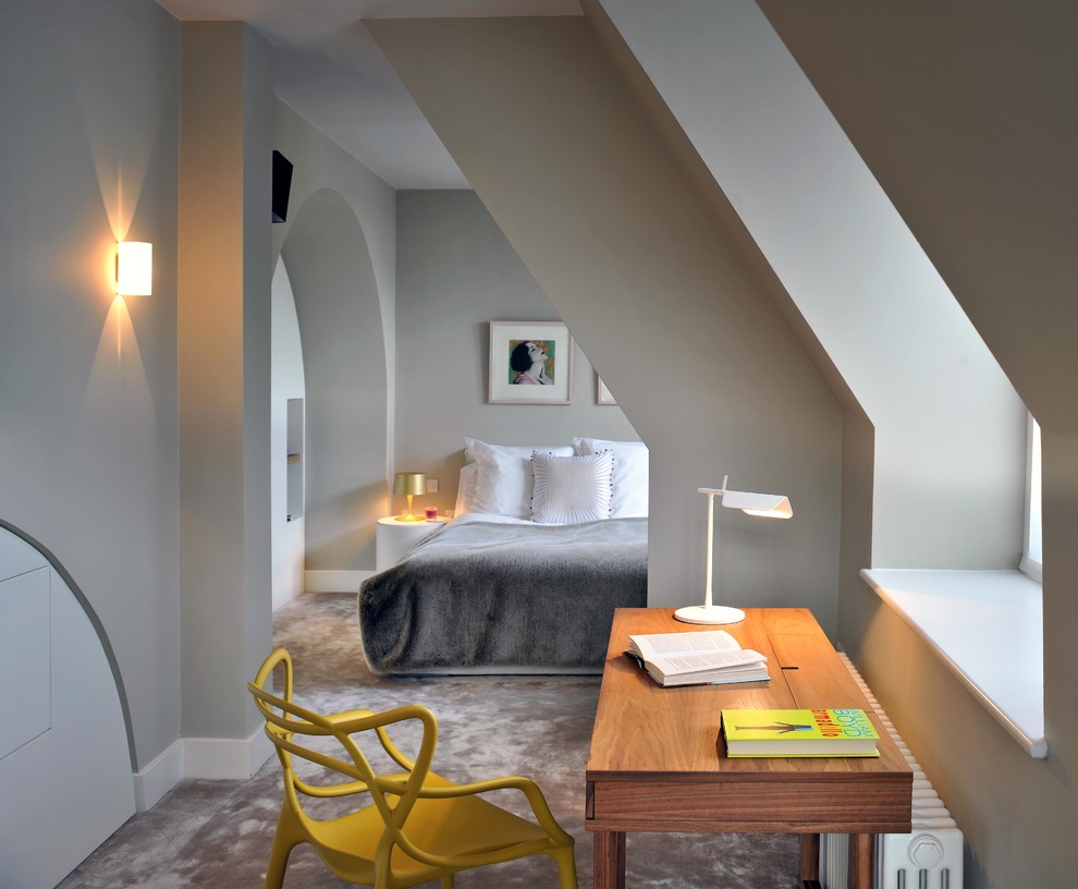 Immagine di una camera da letto minimal di medie dimensioni con pareti grigie, moquette e angolo studio