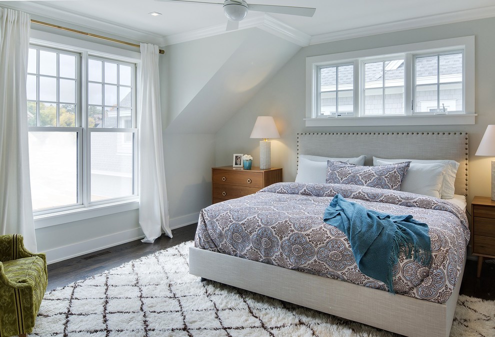 Ejemplo de dormitorio clásico renovado de tamaño medio sin chimenea con paredes grises y suelo de madera oscura