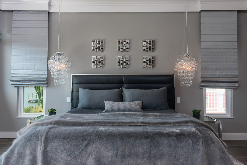 Mittelgroßes Modernes Hauptschlafzimmer mit grauer Wandfarbe, Laminat und grauem Boden in Tampa
