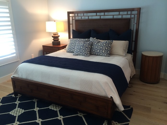 タンパにあるビーチスタイルのおしゃれな寝室 (青い壁)