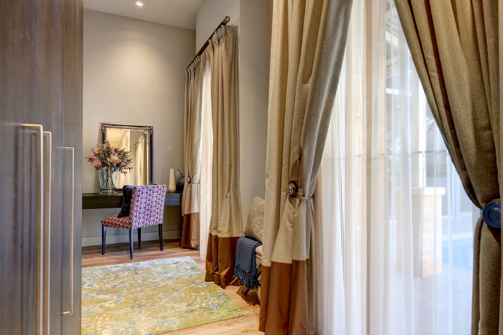 Стильный дизайн: большая хозяйская спальня в современном стиле с серыми стенами, светлым паркетным полом и коричневым полом - последний тренд