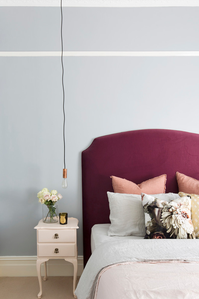 Идея дизайна: гостевая спальня среднего размера, (комната для гостей) в стиле фьюжн с синими стенами, ковровым покрытием и бежевым полом