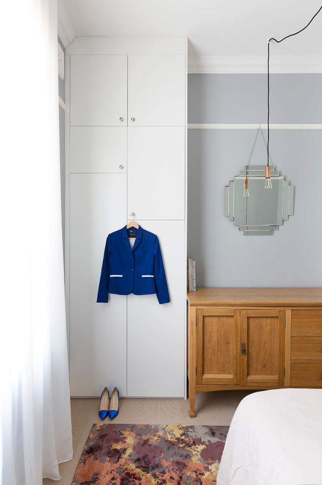 Imagen de habitación de invitados bohemia de tamaño medio con paredes azules, moqueta y suelo beige