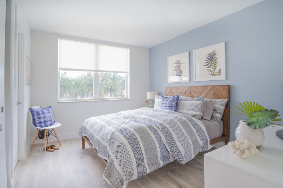 Bedroom - mid-sized coastal guest porcelain tile bedroom idea in Tampa with blue walls