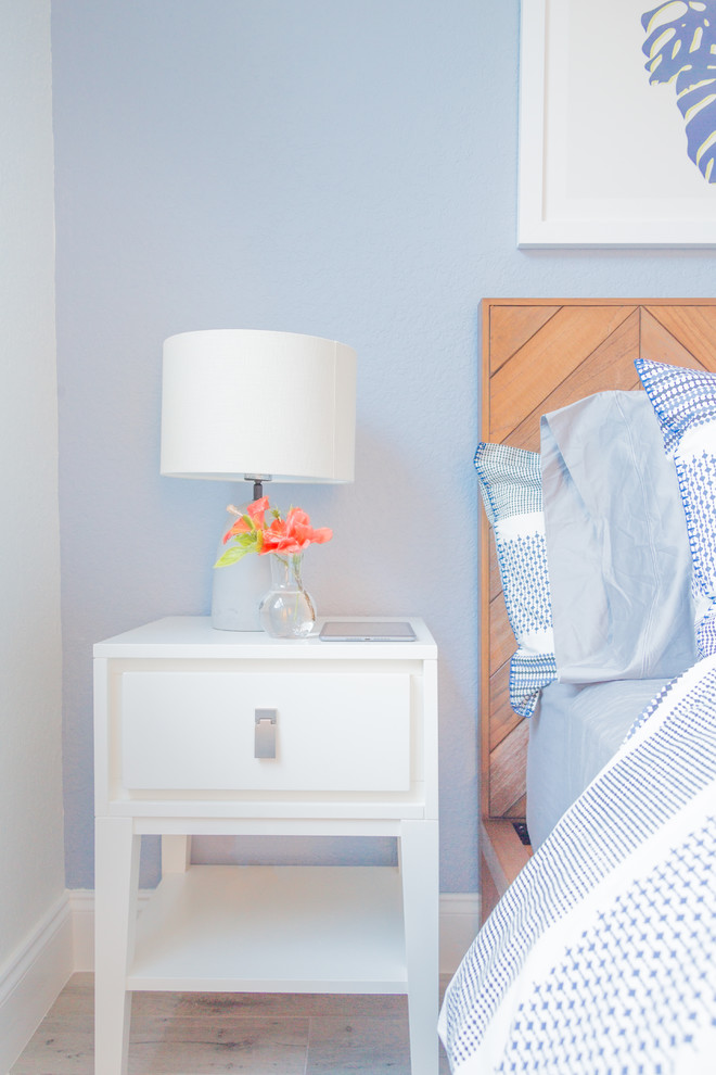 Идея дизайна: гостевая спальня среднего размера, (комната для гостей) в морском стиле с синими стенами и полом из керамогранита