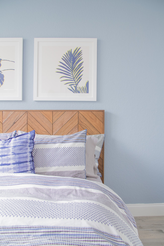 На фото: гостевая спальня среднего размера, (комната для гостей) в морском стиле с синими стенами и полом из керамогранита